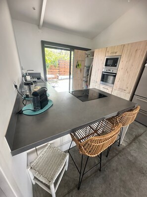 Fridge, microwave, oven, stovetop - Villa "lombok" Entre Asie et Océan Indien (Saint Paul)