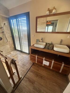 Shower, hair dryer, towels, toilet paper - Villa "lombok" Entre Asie et Océan Indien (Saint Paul)