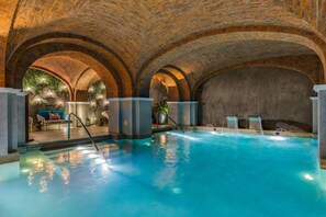 Una piscina cubierta, una piscina al aire libre