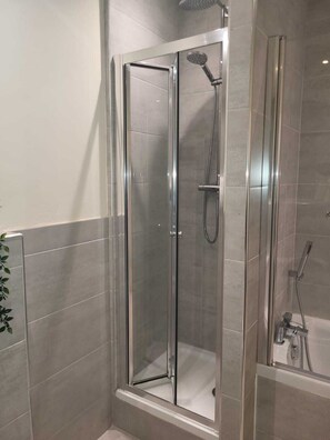 Secadora de cabello, toallas, jabón, papel de baño 