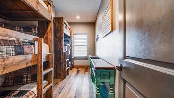 9 habitaciones, escritorio, tabla de planchar con plancha y wifi