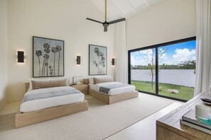 12 Schlafzimmer, Schreibtisch, Bügeleisen/Bügelbrett, Reisekinderbett