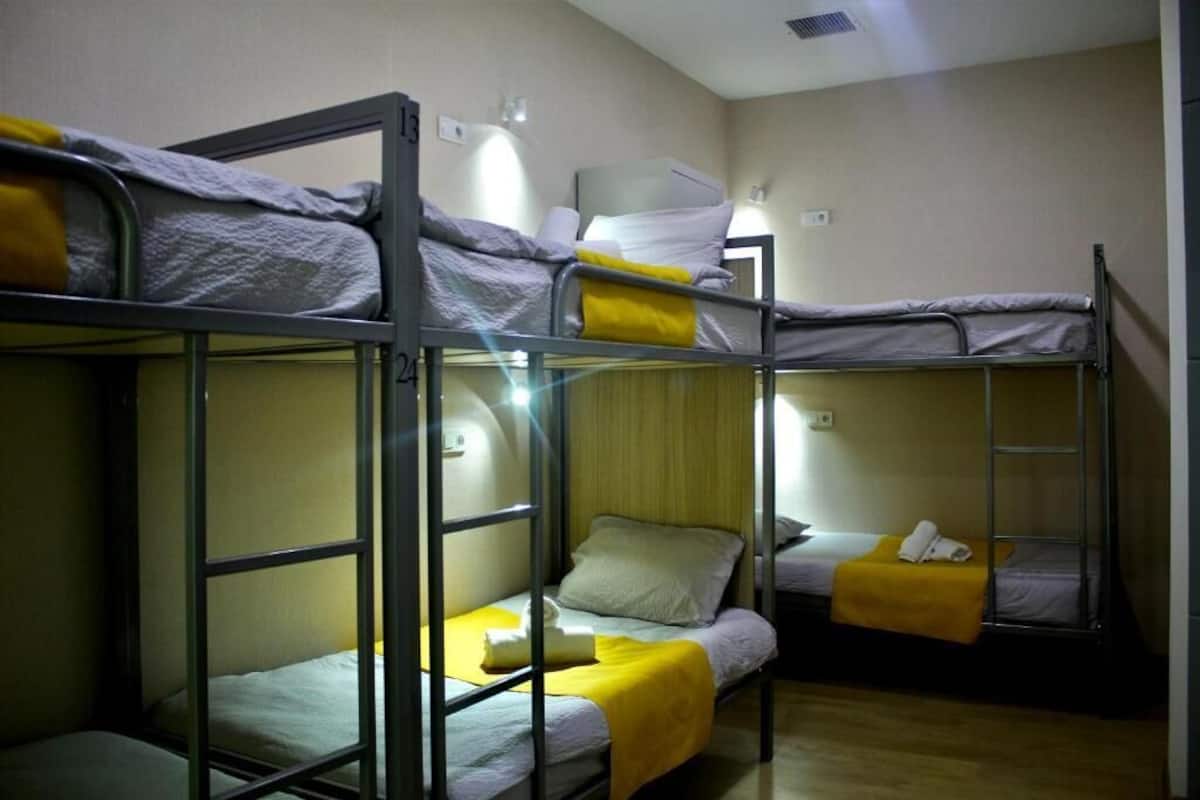 1 habitación, tabla de planchar con plancha y wifi gratis