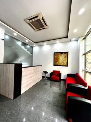 Lobby - 8 Queen Tamar Ave (Tbilisi)