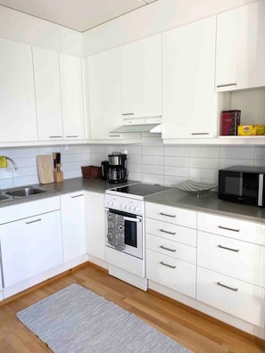 Fridge, microwave, oven, stovetop - Modern flat centrally located (Helsinki)
