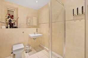 Sèche-cheveux, serviettes fournies, savon, shampoing