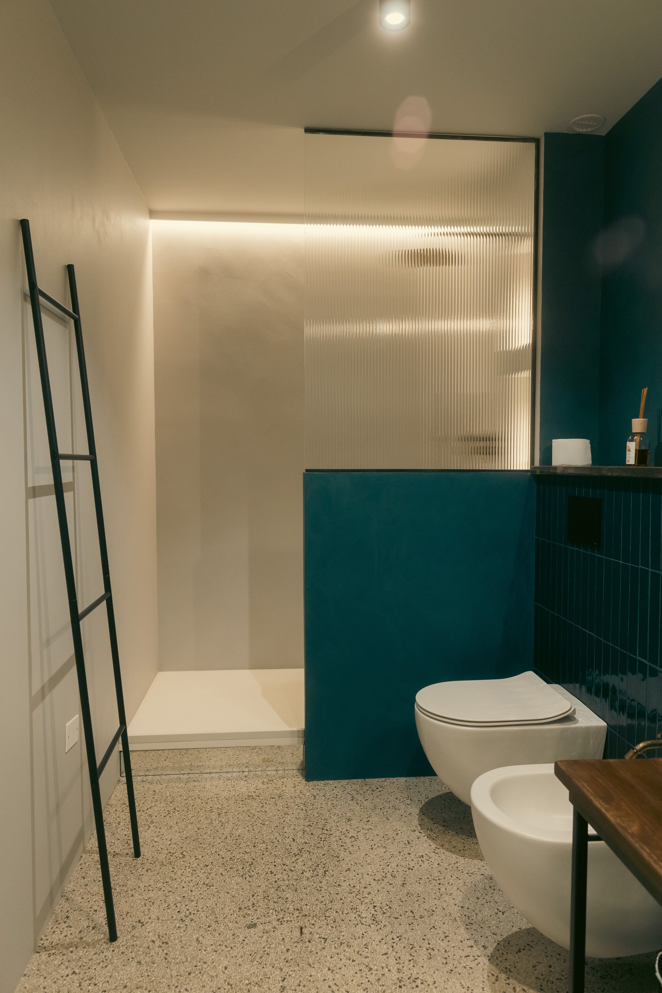 Ein modernes Badezimmer mit Dusche, Toilette und Waschbecken.