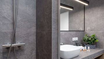 Dusche, Haartrockner, Shampoo