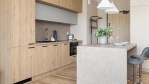 Une cuisine moderne avec des meubles en bois, un îlot central et des luminaires suspendus.