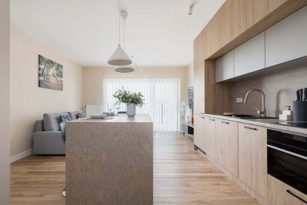 Fridge, oven, stovetop, dishwasher