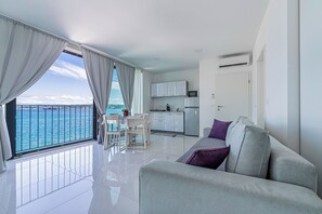 Departamento familiar, 1 habitación, junto a la montaña (Villa Molet - Seafront Suite Tinej) | Área de sala de estar | Smart TV