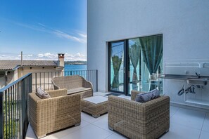 Departamento familiar, 1 habitación, junto a la montaña (Villa Molet - Seafront Suite Tinej) | Balcón