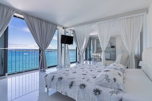 Departamento familiar, 1 habitación, junto a la montaña (Villa Molet - Seafront Suite Tinej) | 1 habitación, wifi gratis y ropa de cama