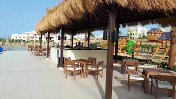 Apartment | Bar (on property)