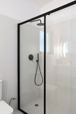 Dusj, hårføner, håndklær og såpe