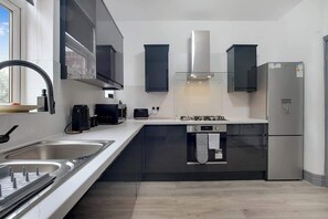 Een koelkast, een microgolfoven, een oven, een kookplaat