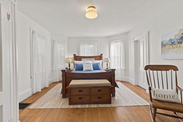 3 Schlafzimmer, Schreibtisch, Bügeleisen/Bügelbrett, Reisekinderbett