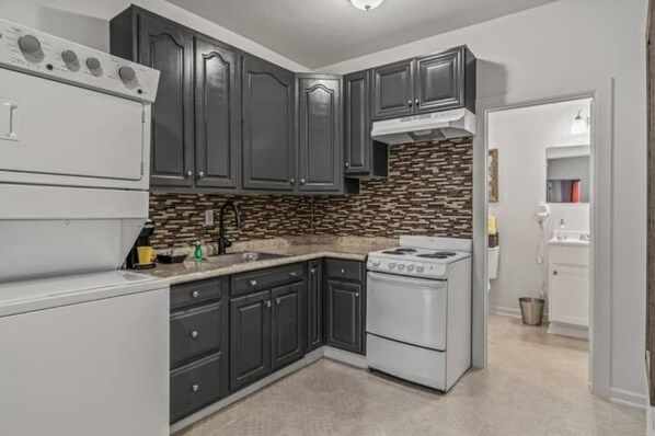 Fridge, oven, stovetop, coffee/tea maker