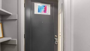 Una puerta cerrada con un pequeño cartel en la esquina superior derecha.
