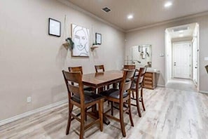 Dining - Overton Opulence - 3BR 3BA - Close to Tech (Lubbock)