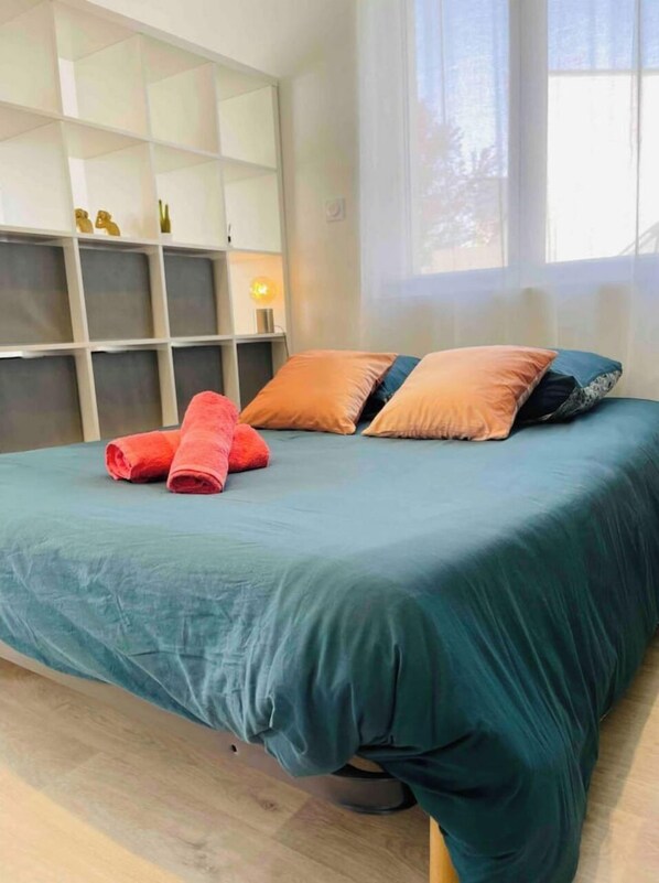 WiFi, bed sheets