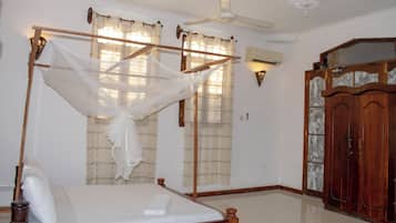 Kamar Double Deluks | Dilengkapi dengan perabotan berbeda-beda dan ruang kerja ramah laptop