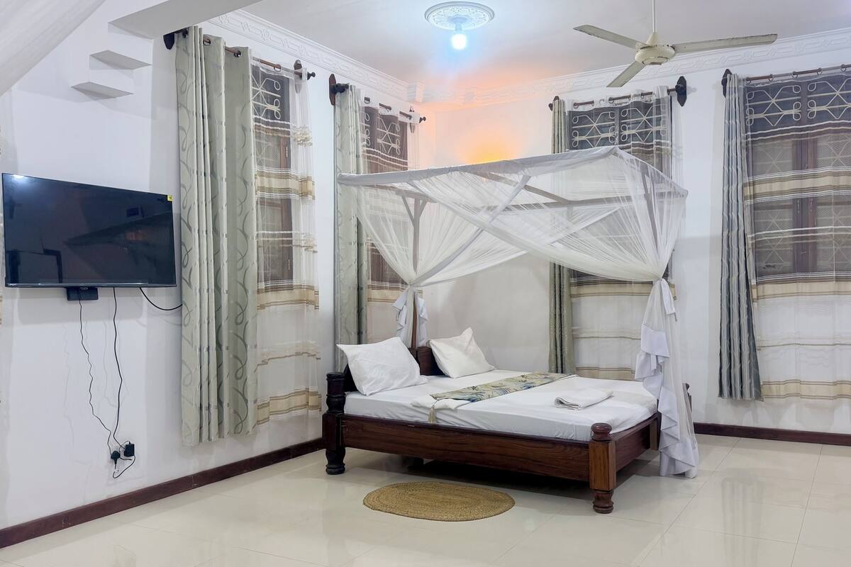 Deluxe Double Room | Laptop workspace, free WiFi, individually furnished, bed sheets