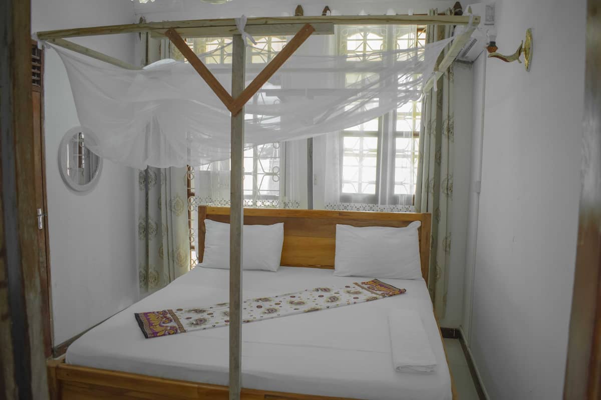 Comfort Single Room, 1 Queen Bed, Private Bathroom | Individually furnished, laptop workspace, free WiFi, bed sheets
