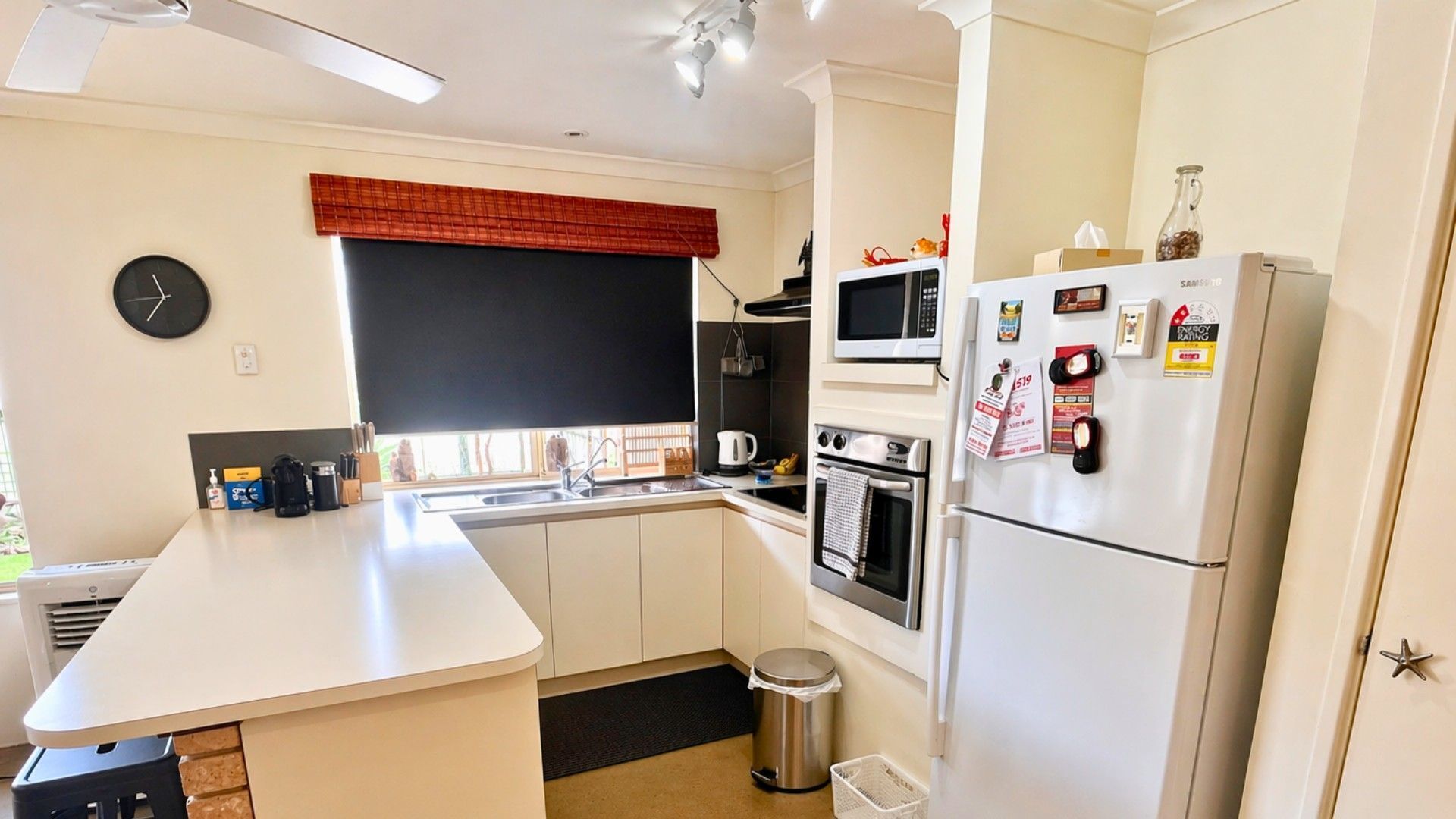 Frigorífico, microondas, horno y placa de cocina