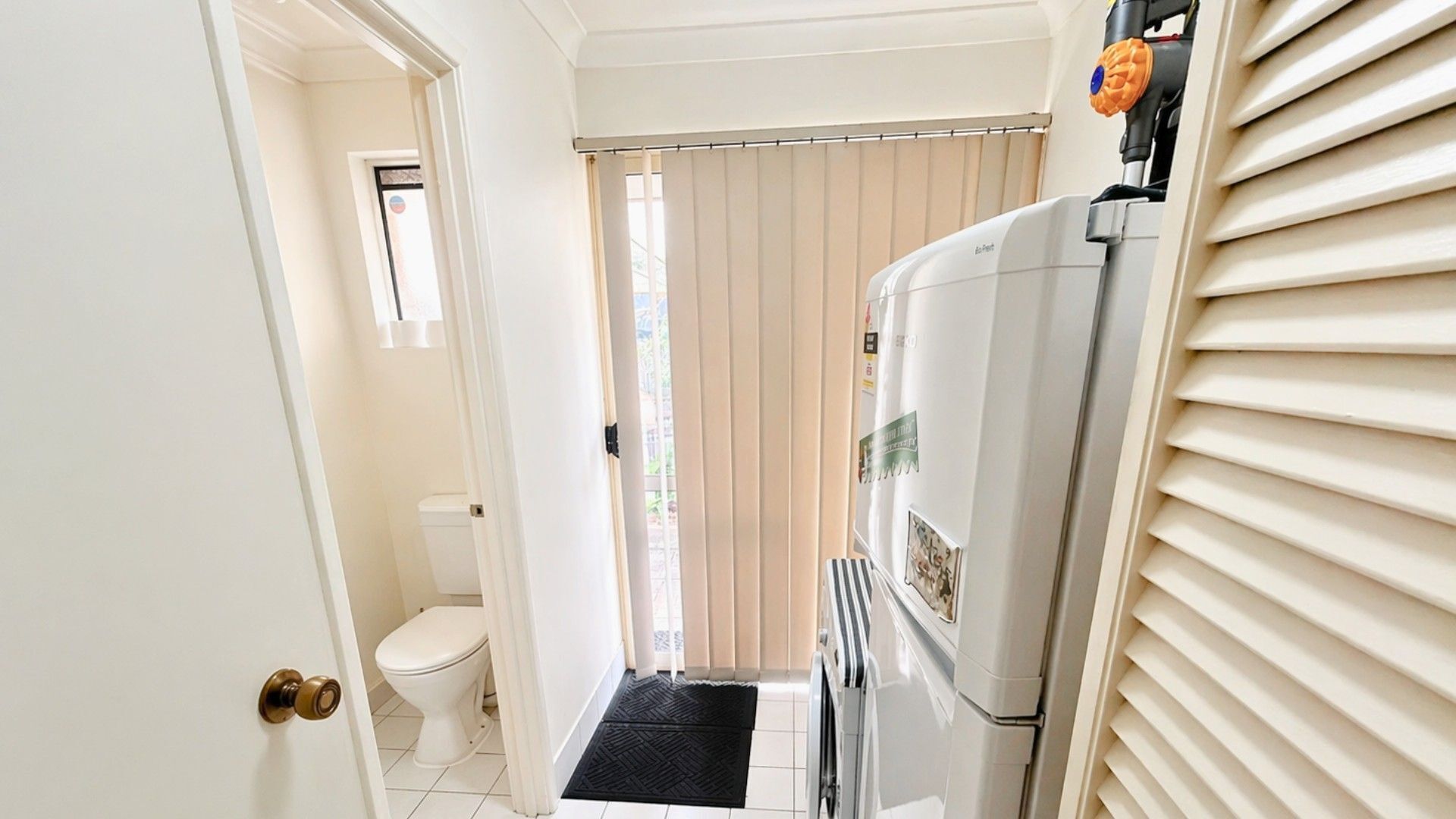 Bathtub, towels
