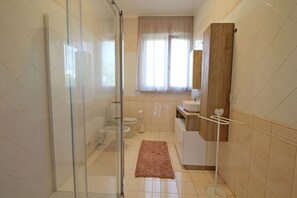 Dusche, Haartrockner, Bidet
