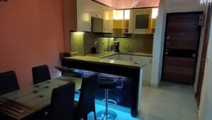 Apartment | Eigene Küche | Kühlschrank, Mikrowelle, Ofen, Herdplatte