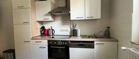 Réfrigérateur, four à micro-ondes, un four, lave-vaisselle