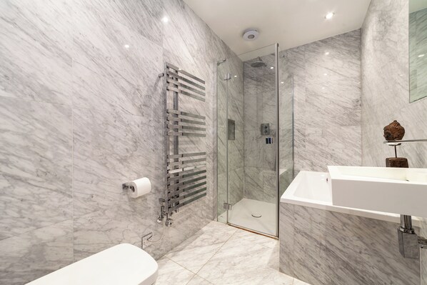 Apartment | Bathroom | Free toiletries, hair dryer, towels, soap