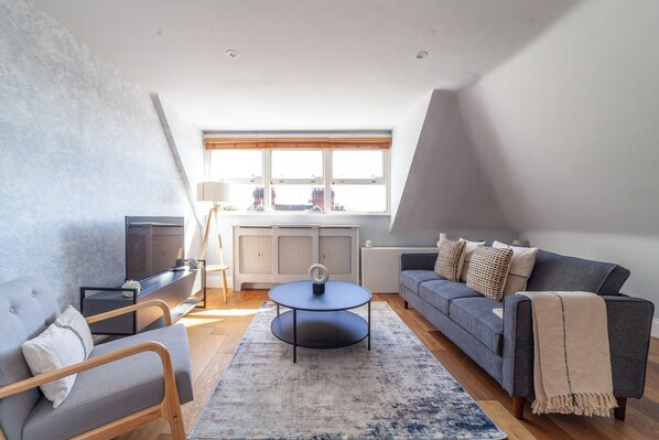 Căn hộ | Khu phòng khách | TV 37-inch có truyền hình cáp, Netflix, dịch vụ stream