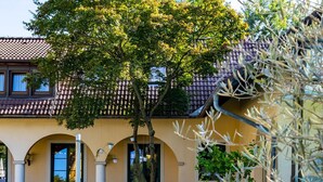 Innendørsbasseng,utendørsbasseng, bassengparasoller og solsenger