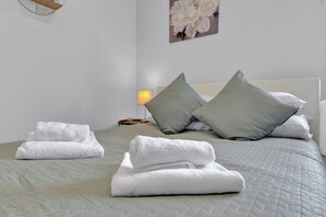 Studio | Iron/ironing board, free WiFi, bed sheets - Captivating 1-bed Studio in West Drayton (West Drayton)