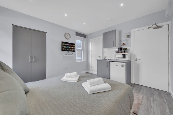 Studio | Iron/ironing board, free WiFi, bed sheets - Captivating 1-bed Studio in West Drayton (West Drayton)