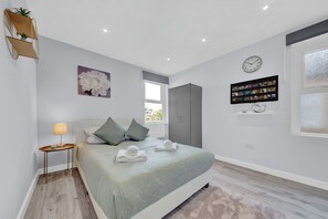 Studio | Iron/ironing board, free WiFi, bed sheets - Captivating 1-bed Studio in West Drayton (West Drayton)