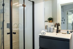 Apartment | Badezimmer | Dusche, kostenlose Toilettenartikel, Haartrockner, Handtücher