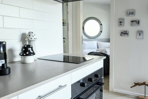Apartment | Private kitchen | Fridge, microwave, stovetop, espresso maker - Urban Style Living TelAviv By Sea N Rent (Tel Aviv)