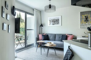 Apartment | Wohnbereich | 42-Zoll-Smart-TV mit Kabelempfang