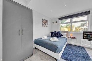 Studio | Iron/ironing board, free WiFi, bed sheets - Charming Serviced Studio West Drayton London UB7 (West Drayton)