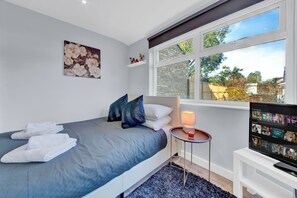 Studio | Iron/ironing board, free WiFi, bed sheets - Charming Serviced Studio West Drayton London UB7 (West Drayton)