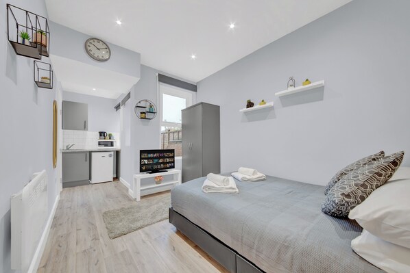 Studio | Iron/ironing board, free WiFi, bed sheets - Serviced Ensuite Room In West Drayton London UB7 (West Drayton)