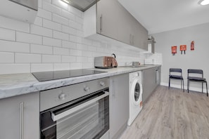 Studio | Private kitchen | Fridge, microwave, oven, stovetop - Serviced Ensuite Room In West Drayton London UB7 (West Drayton)