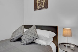 Iron/ironing board, free WiFi, bed sheets - Serviced Ensuite Room In West Drayton London UB7 (West Drayton)