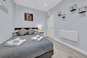Iron/ironing board, free WiFi, bed sheets - Serviced Ensuite Room In West Drayton London UB7 (West Drayton)