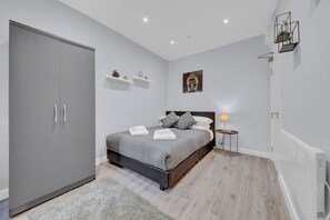 Iron/ironing board, free WiFi, bed sheets - Serviced Ensuite Room In West Drayton London UB7 (West Drayton)