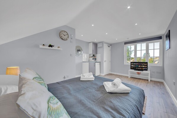 Studio | Free WiFi, bed sheets - Remarkable Serviced Room West Drayton London UB7 (West Drayton)